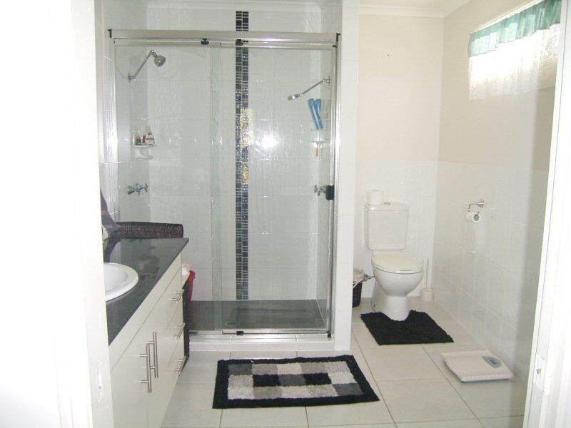 15 William Street, Urangan QLD 4655