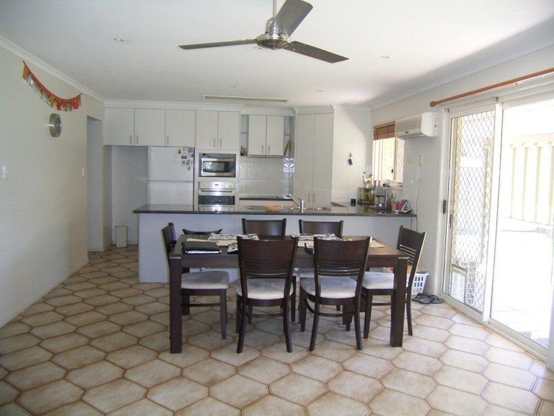 15 William Street, Urangan QLD 4655