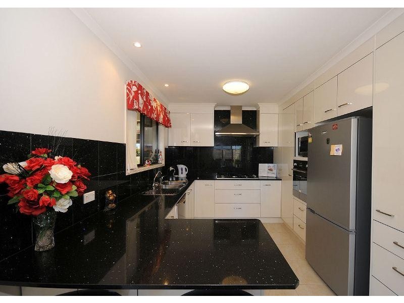 15 Kingston Close, Point Vernon QLD 4655