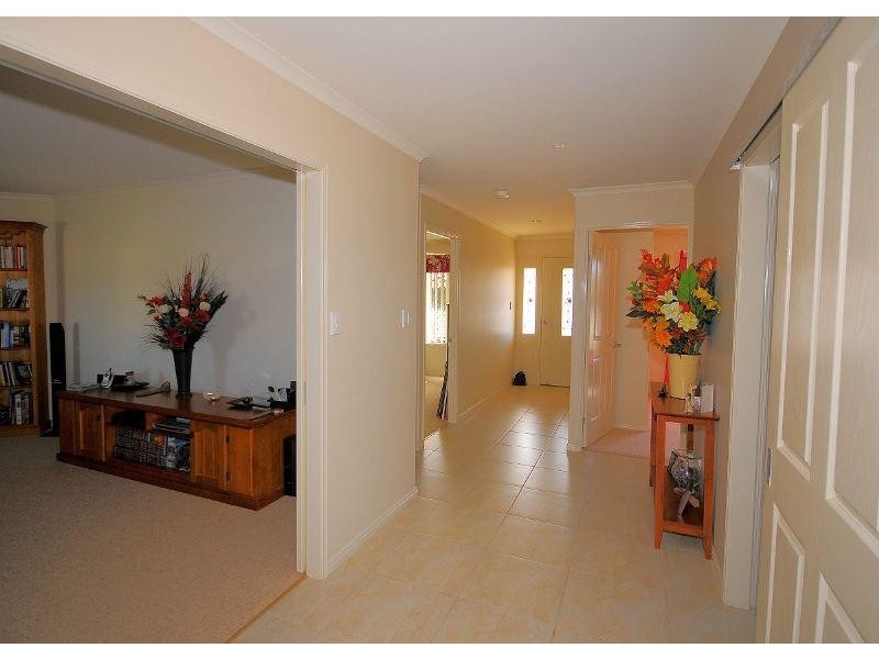 15 Kingston Close, Point Vernon QLD 4655