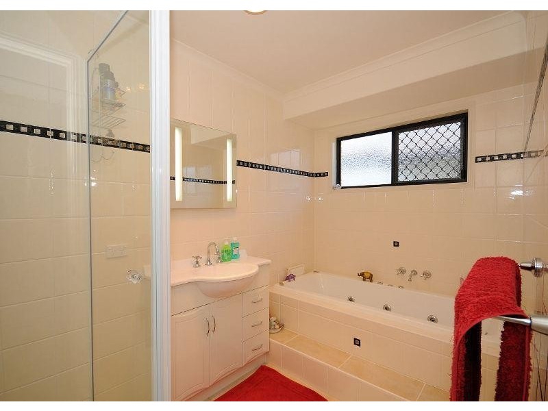 15 Kingston Close, Point Vernon QLD 4655