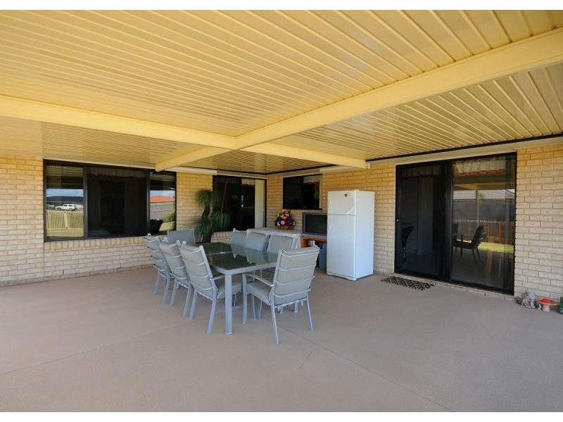 15 Kingston Close, Point Vernon QLD 4655