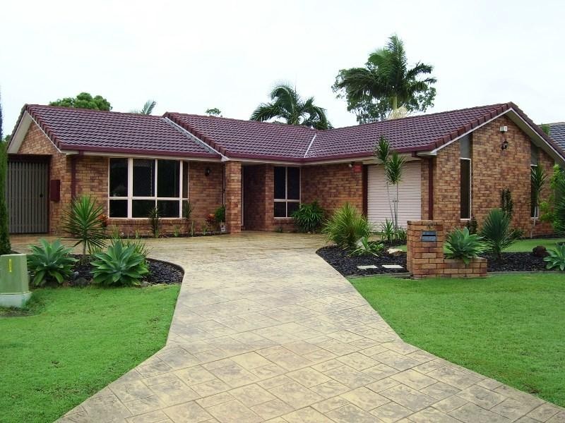 10 Bowerbird Avenue, Eli Waters QLD 4655