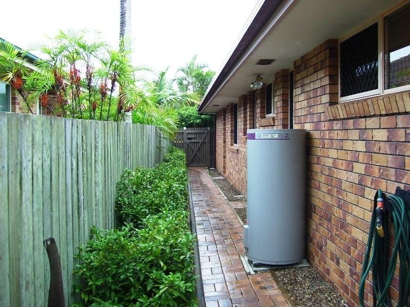 10 Bowerbird Avenue, Eli Waters QLD 4655