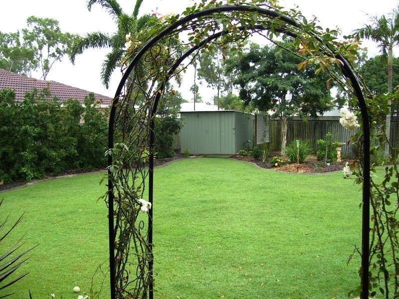 10 Bowerbird Avenue, Eli Waters QLD 4655