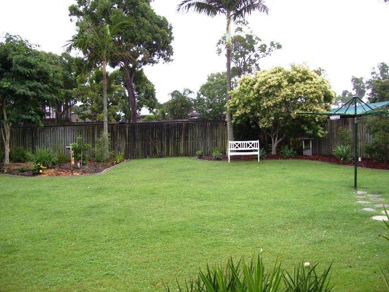 10 Bowerbird Avenue, Eli Waters QLD 4655