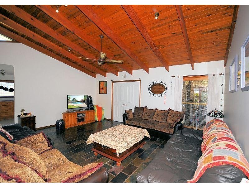 3 Moolyyir Street, Urangan QLD 4655