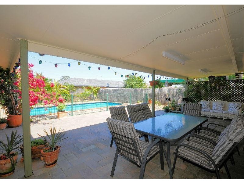 3 Moolyyir Street, Urangan QLD 4655