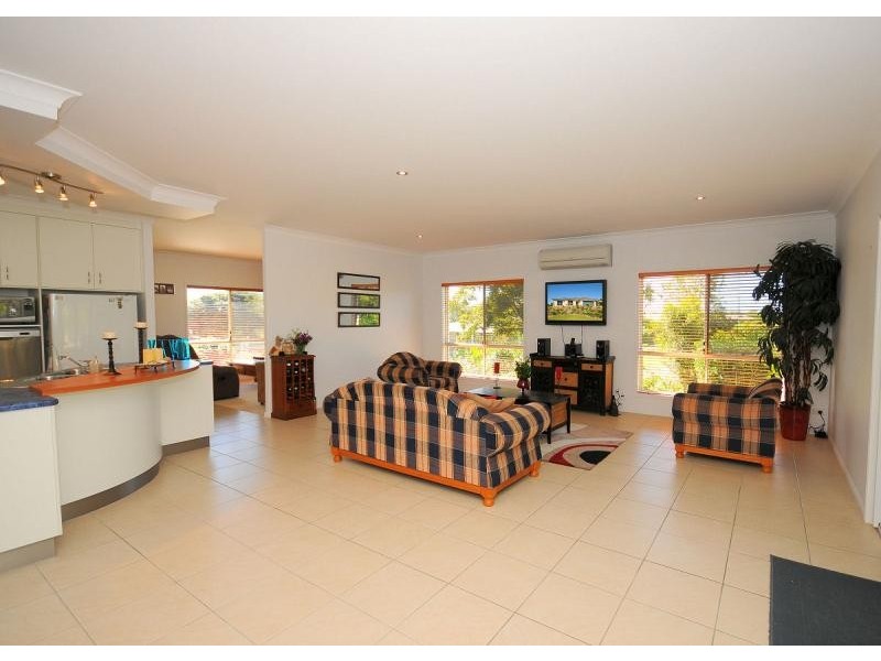 8 Hanover Drive, Urraween QLD 4655