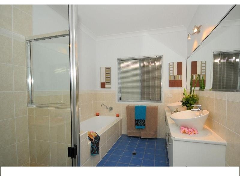 8 Hanover Drive, Urraween QLD 4655