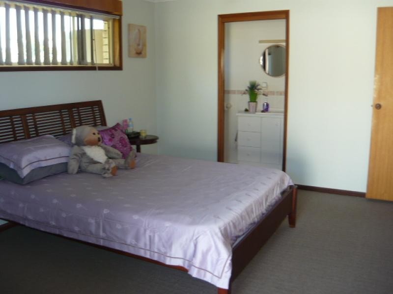 8 Wattle Street, Point Vernon QLD 4655