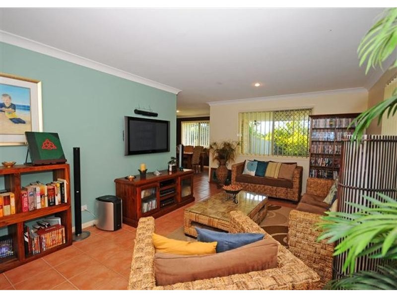 18 Twolyn Street, Urangan QLD 4655