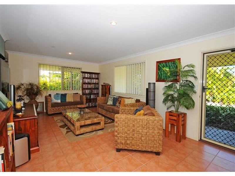 18 Twolyn Street, Urangan QLD 4655