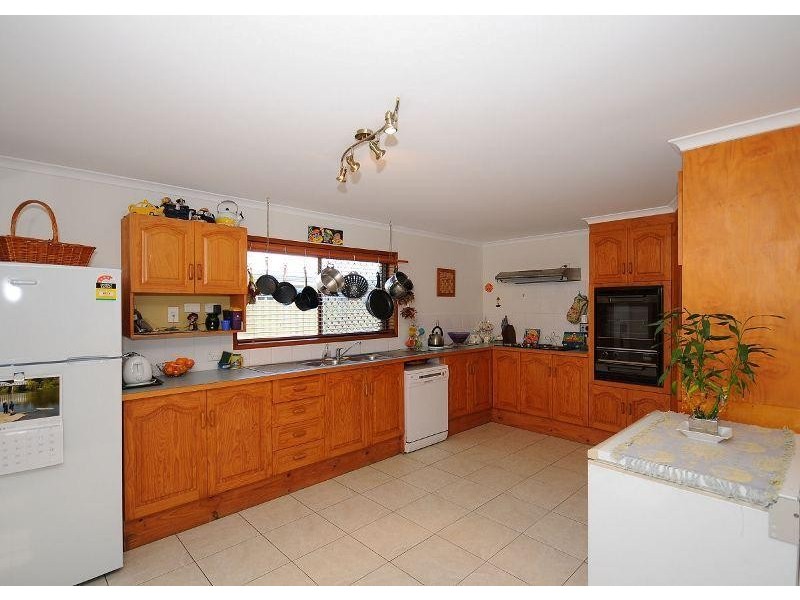 3 Moolyyir Street, Urangan QLD 4655