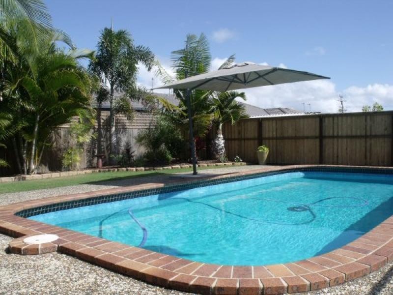 3 Moolyyir Street, Urangan QLD 4655