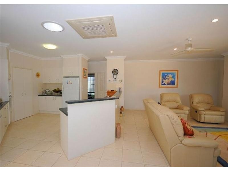 1 Montrose Close, Point Vernon QLD 4655