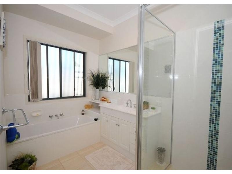 1 Montrose Close, Point Vernon QLD 4655