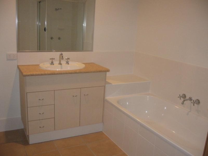 Unit 2/4 Gunsynd Way, Point Vernon QLD 4655