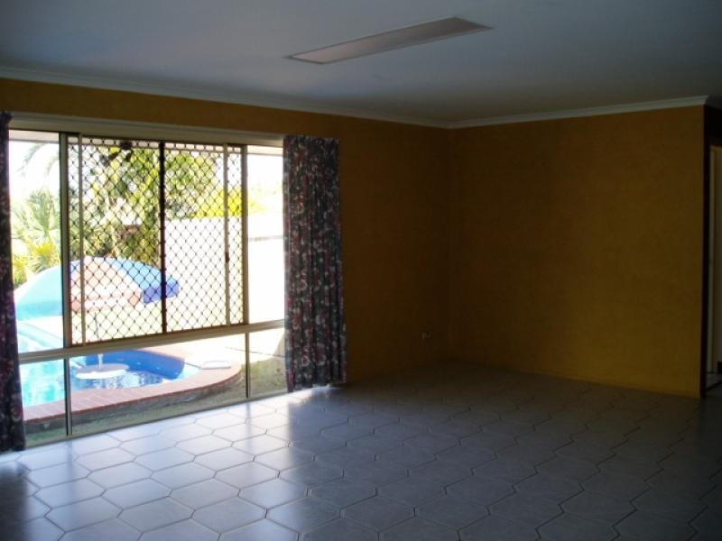 29 Moolyyir Street, Urangan QLD 4655