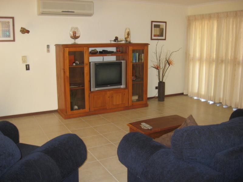 10 William Street, Urangan QLD 4655