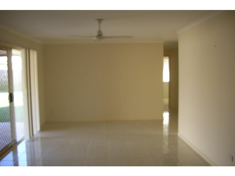 8 Emerald Park Way, Urangan QLD 4655