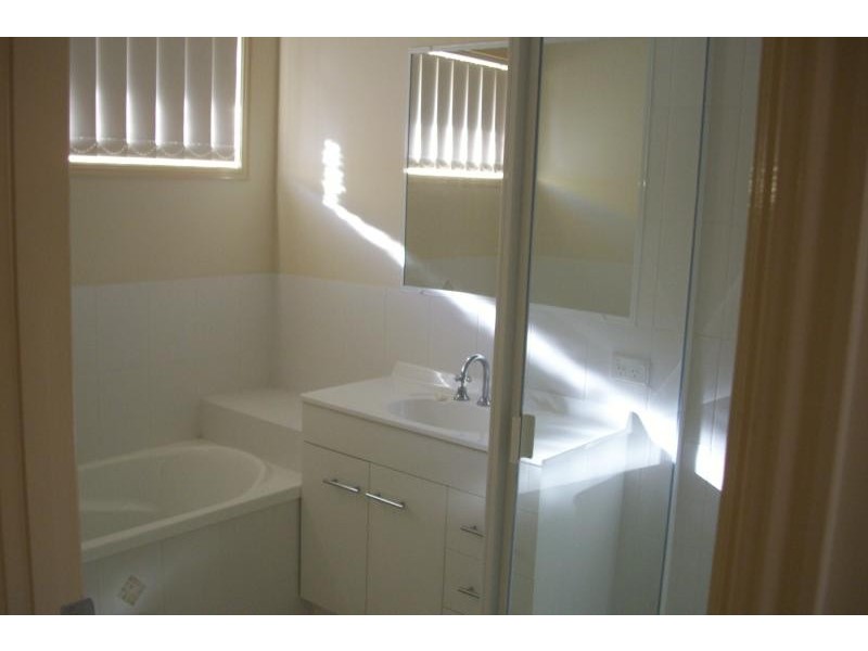 8 Emerald Park Way, Urangan QLD 4655