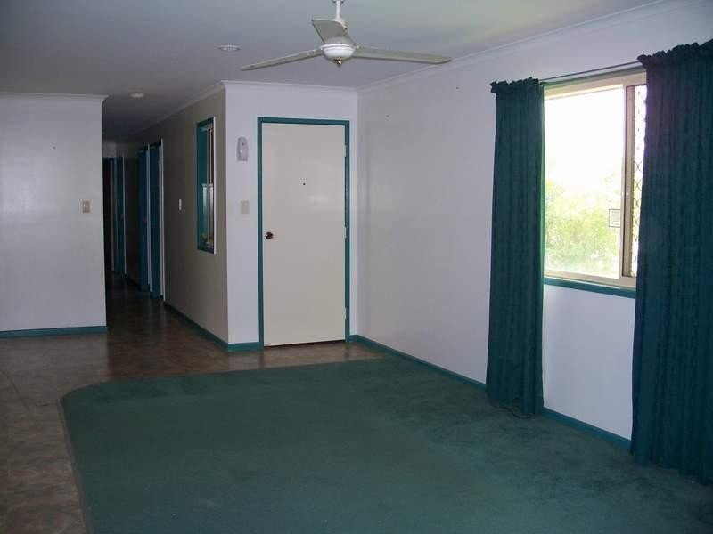 4 JOHN OXLEY AVENUE, Rural View QLD 4740