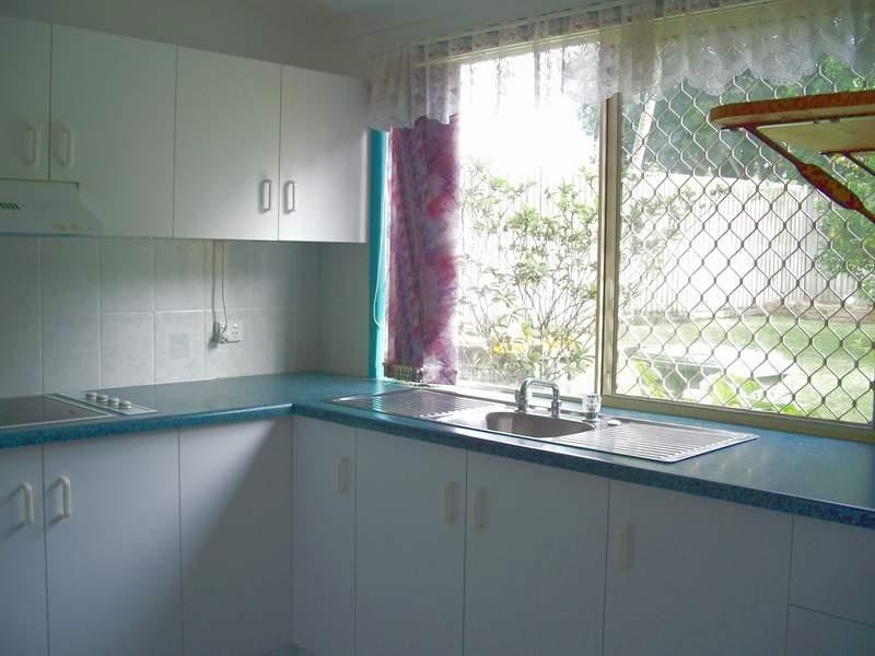 4 JOHN OXLEY AVENUE, Rural View QLD 4740