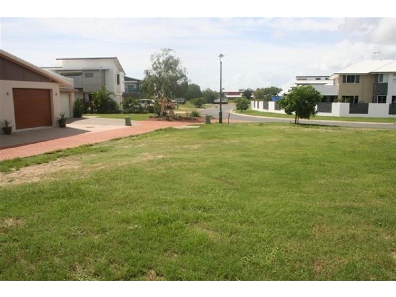 7 Seafarer Court, Blacks Beach QLD 4740