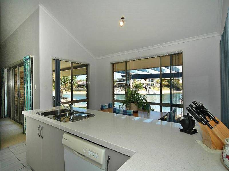 38 CARROTHOOL PLACE, Mooloolaba QLD 4557