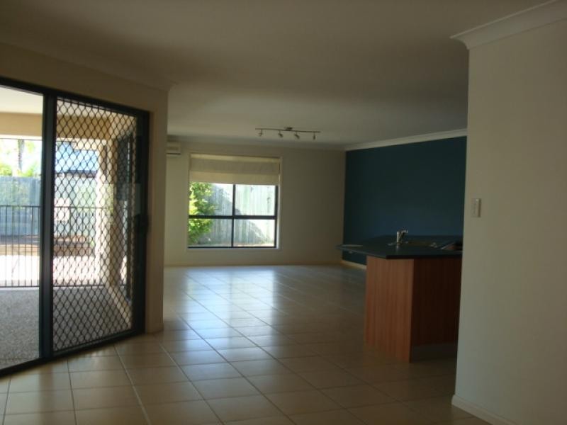 8 DOMINICA PLACE, Kawana Island QLD 4575
