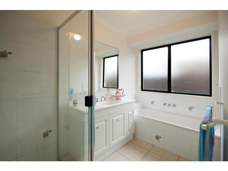 25 Maddock Avenue, Mooloolah Valley QLD 4553