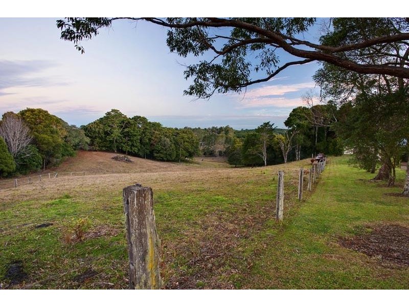 98 Dixon Avenue, Maleny QLD 4552