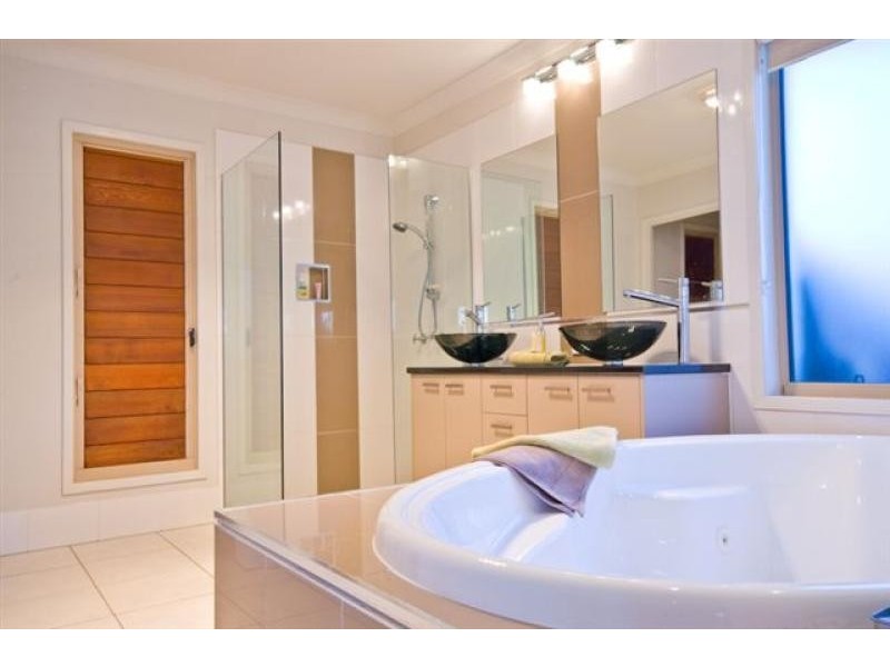 24 Attenuatta Place, Noosaville QLD 4566