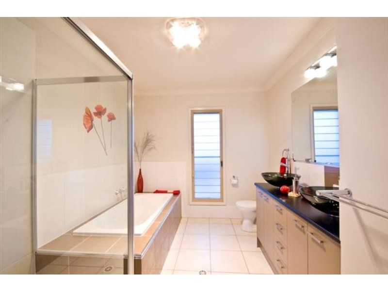 24 Attenuatta Place, Noosaville QLD 4566