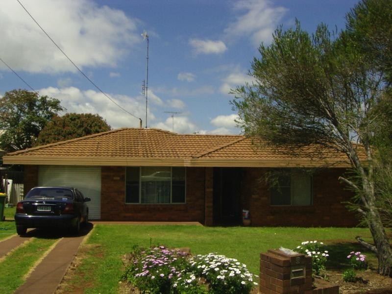 8 Hinkler Crescent, Toowoomba QLD 4350