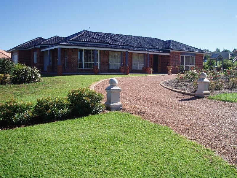 16 WINDERMERE DRIVE, Hodgson Vale QLD 4352