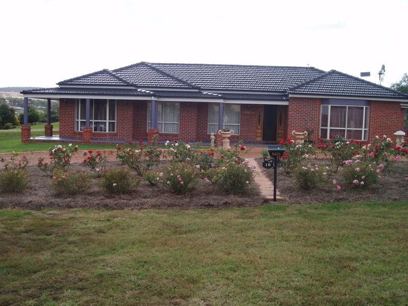 16 WINDERMERE DRIVE, Hodgson Vale QLD 4352
