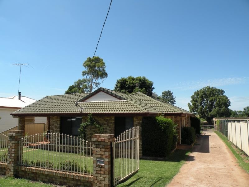 32 ROB STREET, Newtown QLD 4350