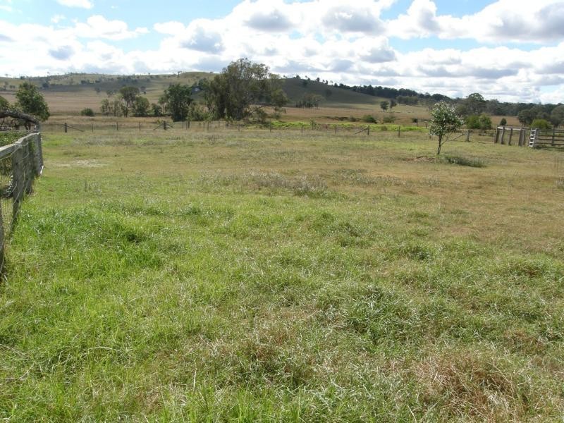 7233 New England Highway, Crows Nest QLD 4355