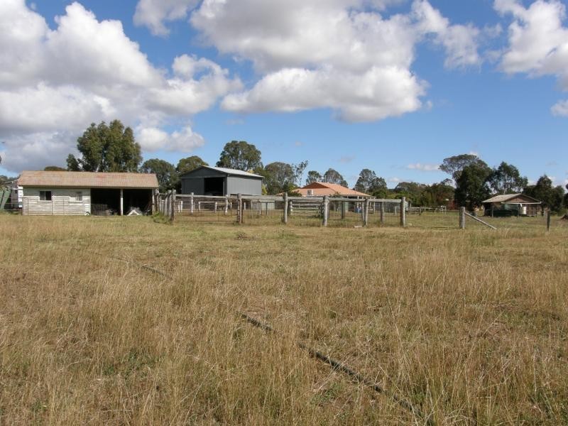 7233 New England Highway, Crows Nest QLD 4355