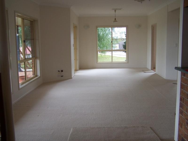 8 Lanbar Court, Glenvale QLD 4350