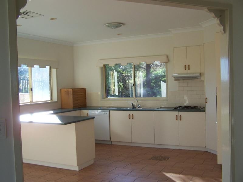 8 Lanbar Court, Glenvale QLD 4350