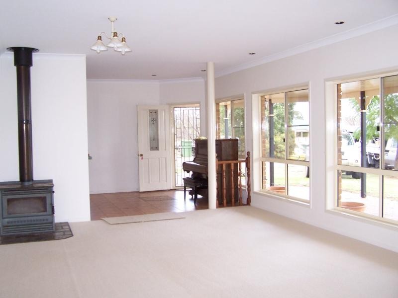 8 Lanbar Court, Glenvale QLD 4350