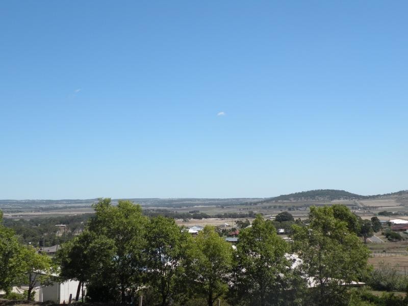 8 Lanbar Court, Glenvale QLD 4350