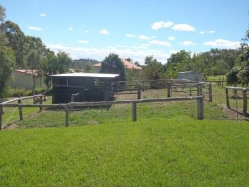 8 Lanbar Court, Glenvale QLD 4350