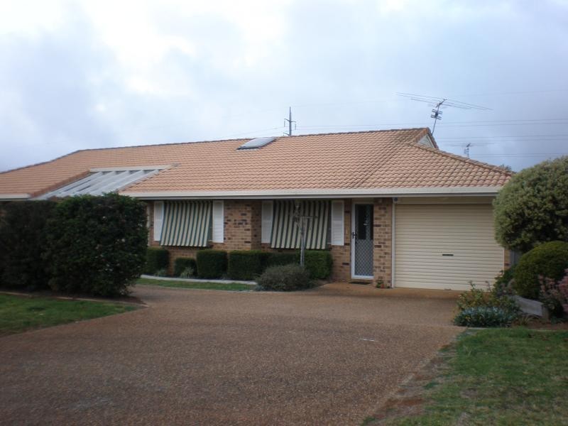 Unit 2/8 CARMEN STREET,, Toowoomba QLD 4350