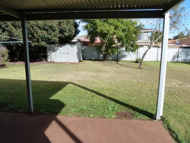 8 Hinkler Cres, Wilsonton, Toowoomba QLD 4350