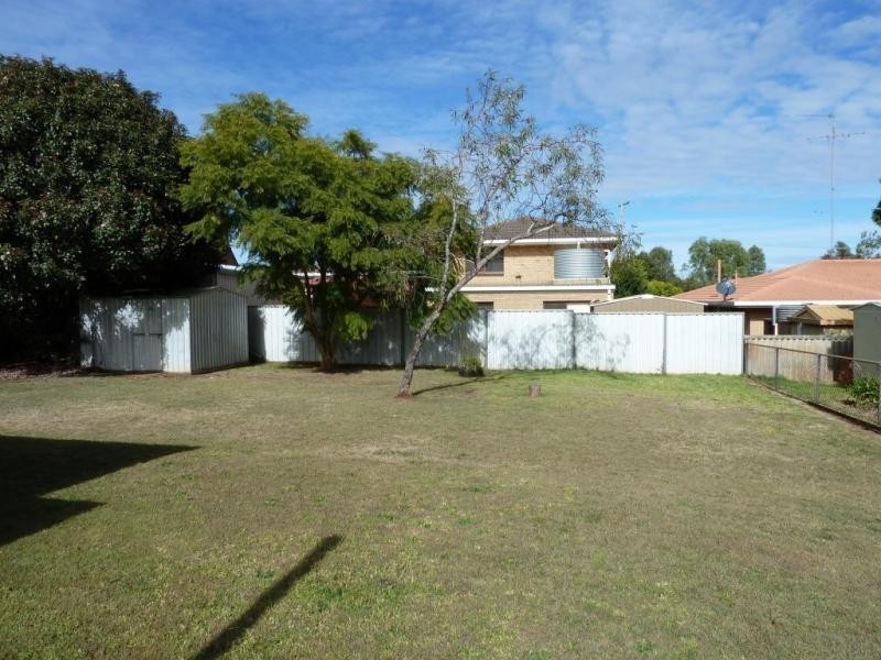 8 Hinkler Cres, Wilsonton, Toowoomba QLD 4350