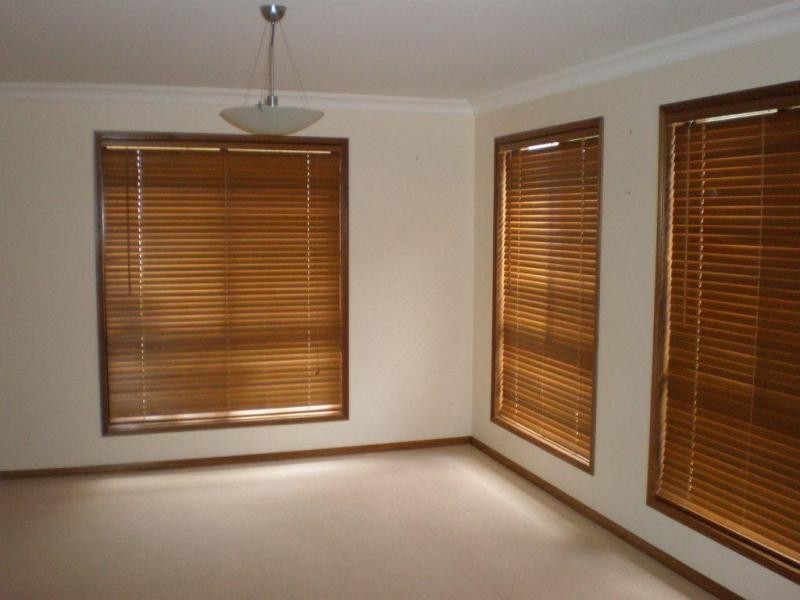 15 Scullin Street, Middle Ridge QLD 4350